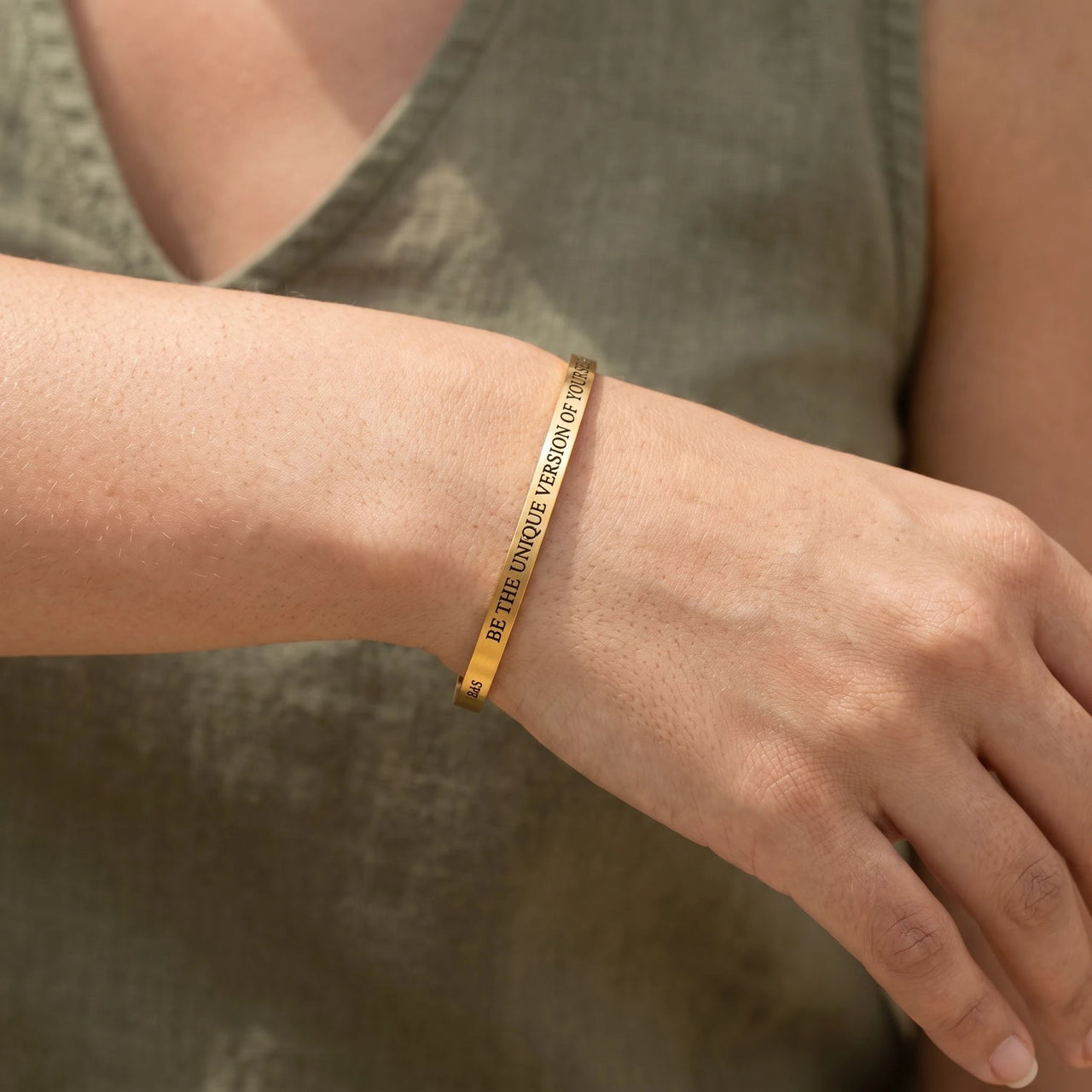Engraved bracelet — close-up of the details, gold | SKU: btuvoy-g