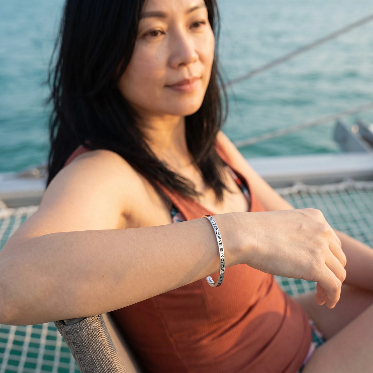 Engraved bracelet — worn on a relaxed day, silver | SKU: btuvoy-wg