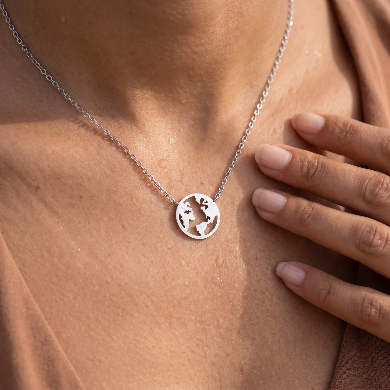 Globe pendant — close-up of the details, silver | SKU: 22173453-white-gold